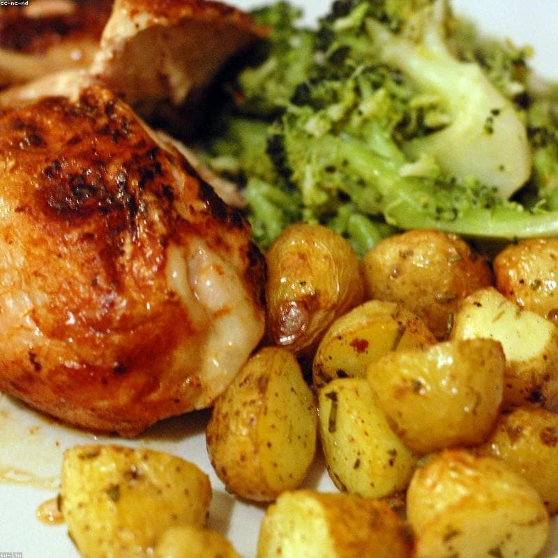 Pollo entero con guarnición